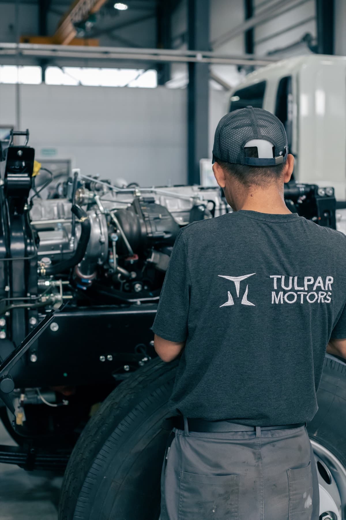 Команда Tulpar Motors на производстве